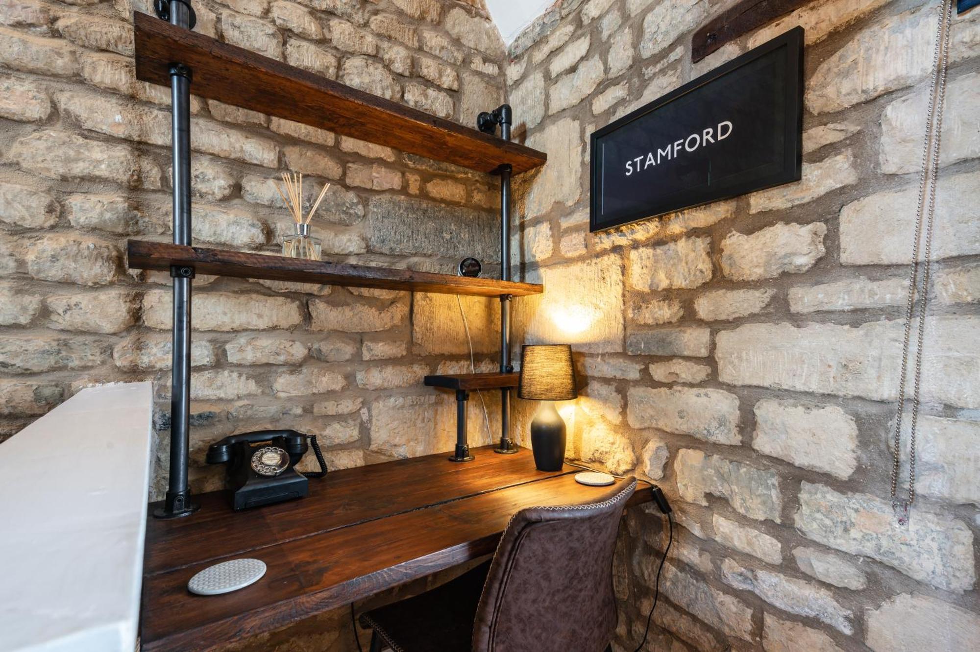 Luxury Town Centre Loft Apartment In Converted Granary 스탬포드 외부 사진